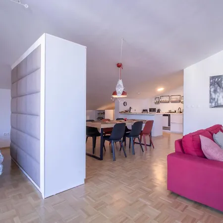 Bright Loft Near Apartment